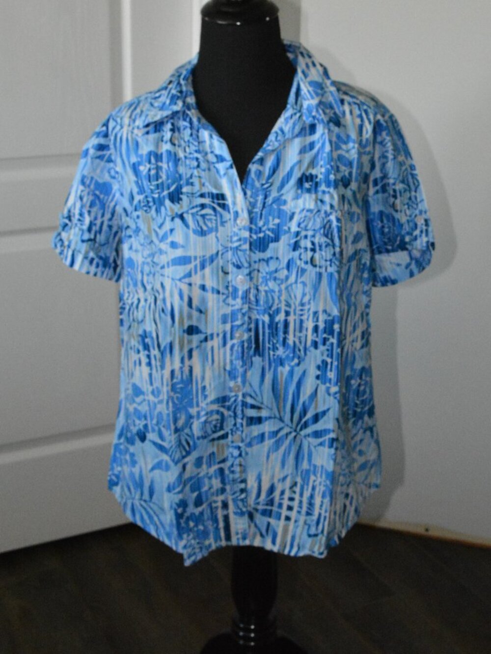 Erika Blue Floral Short Sleeved Button up Blouses Women's size Large